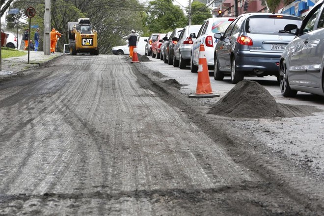 Recapeamento da Rua Estados Unidos, no Bacacheri | Aniele Nascimento/Gazeta do Povo/Arquivo