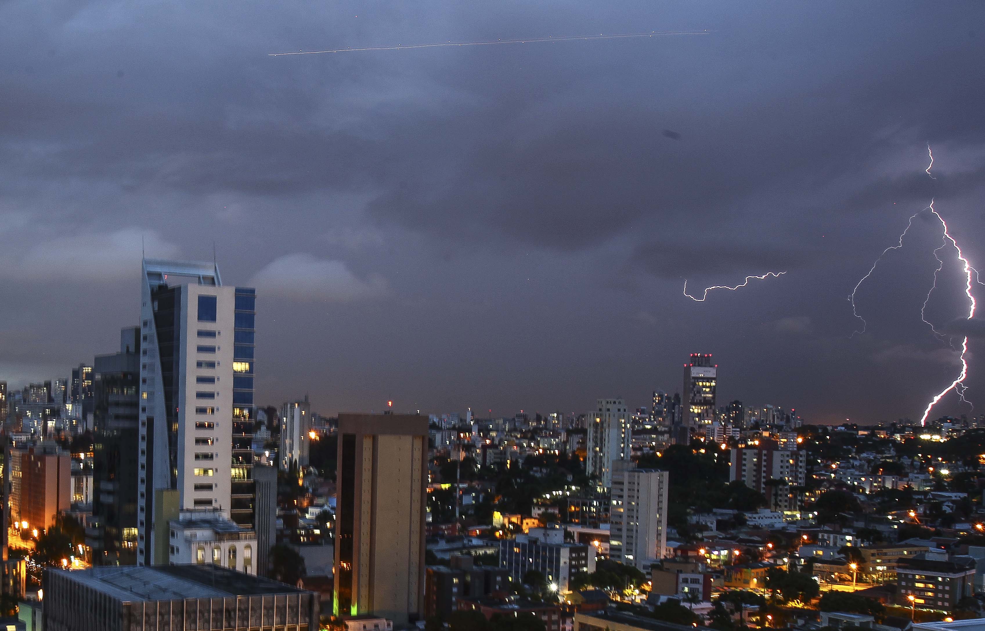 Como nos últimos dias, chuva pode chegar acompanha de raios | Daniel Castellano/Gazeta do Povo