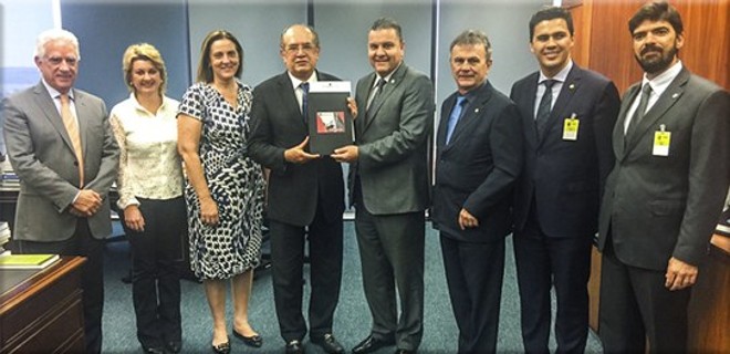 Gilmar Mendes com o estudo do TRE-PR que manteve quase inalterado o número de zonas eleitorais no estado. | Divulgação/TRE-PR
