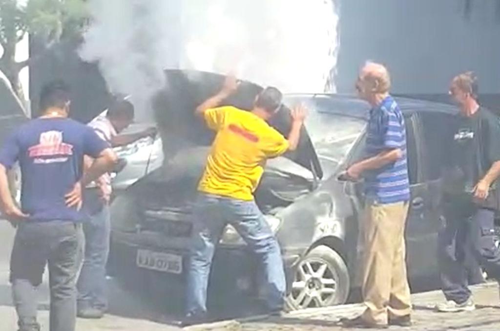 Comerciantes ajudaram a apagar o incêndio no carro. | Colaboração/Adriana Flávia de Oliveira
