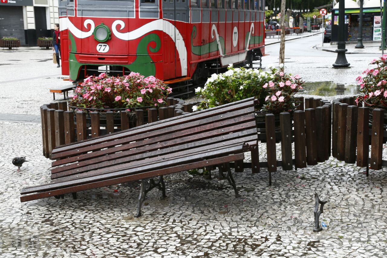 Banco em frente ao Bonfinho no calçadão da XV amanheceu destruído nesta segunda-feira. | Aniele Nascimento/Gazeta do Povo