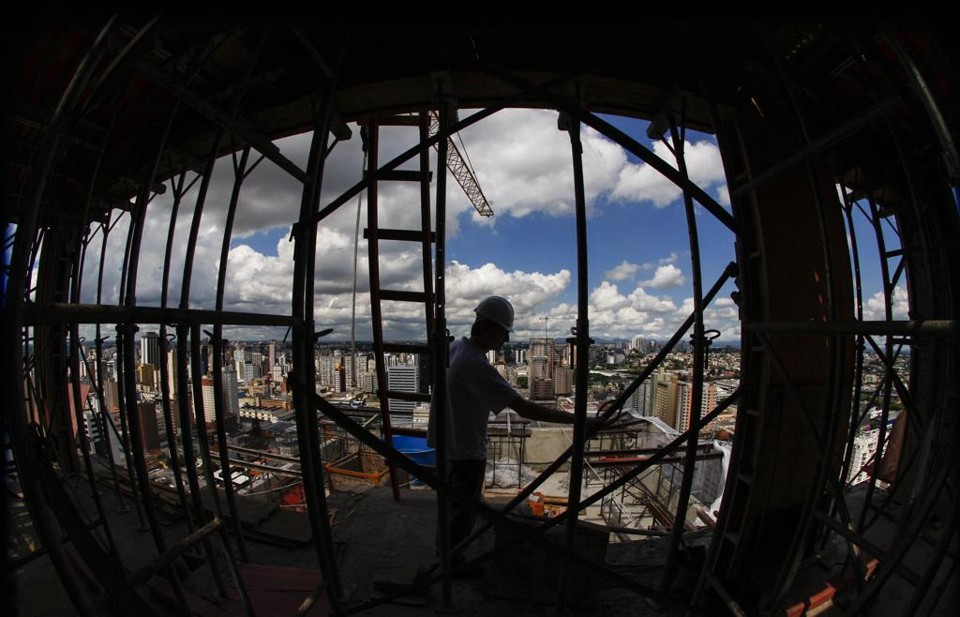 A crise virou do avesso a carreira de engenharia, mas nem tudo está perdido Área que mais forma engenheiros no país, a Engenharia Civil é, de longe, a modalidade das engenha rias que mais contratou e demitiu profissionais desde 2010. De 2014, o saldo ficou negativo. | Daniel Castellano / AGP