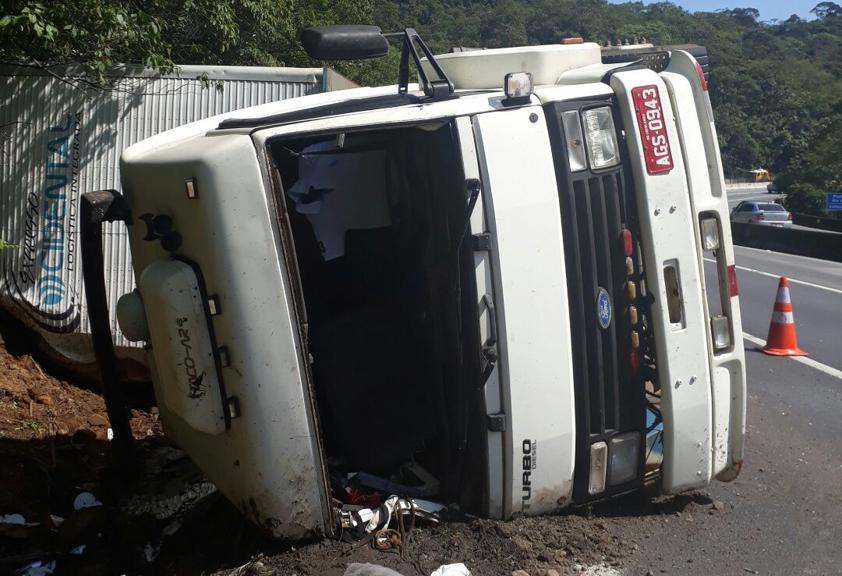 Caminhão que tombou estava carregado com ares-condicionados. | PRF/