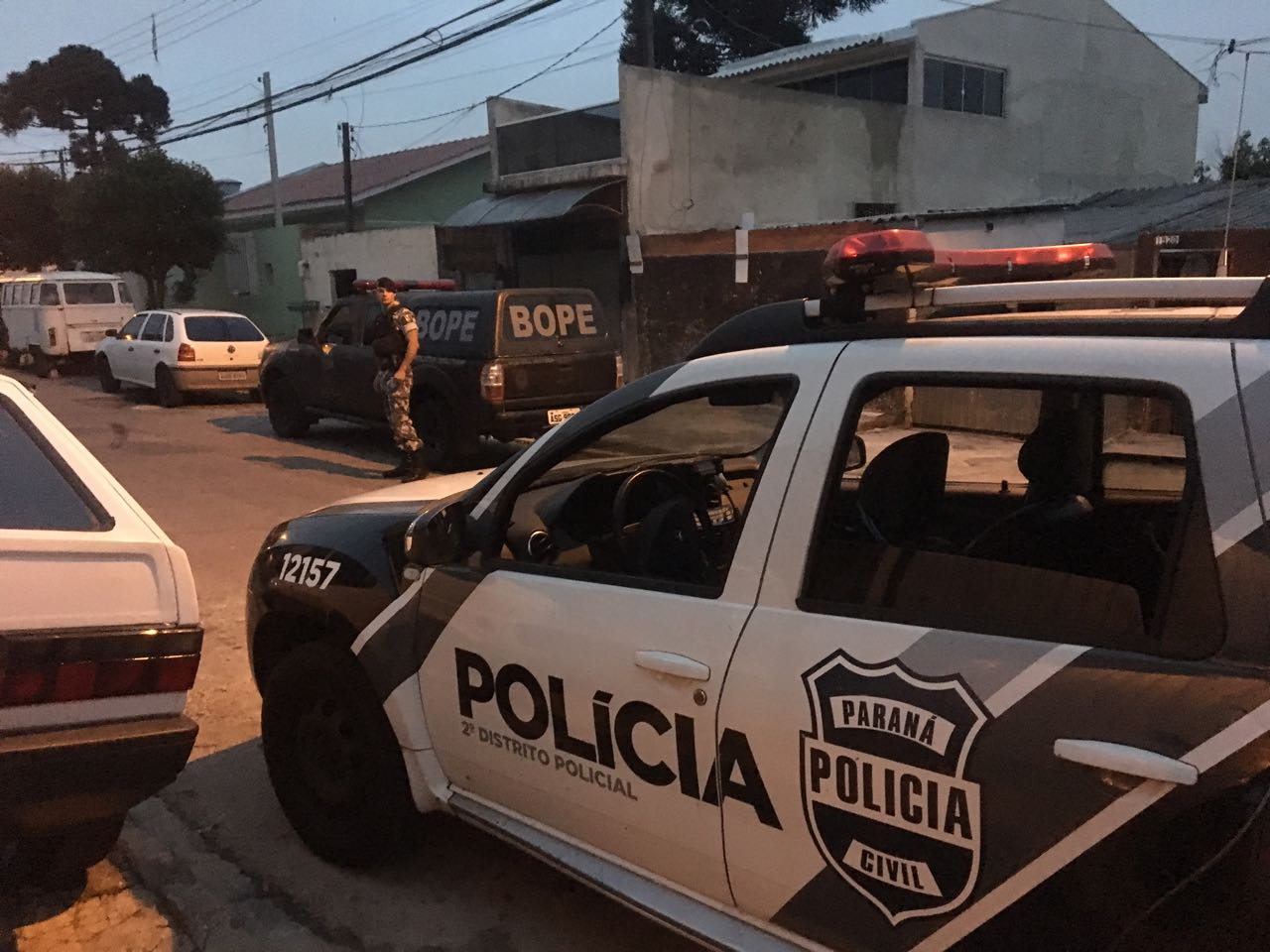 Polícia cumpre mandados na Vila Guaíra. | Divulgação Polícia Civil/