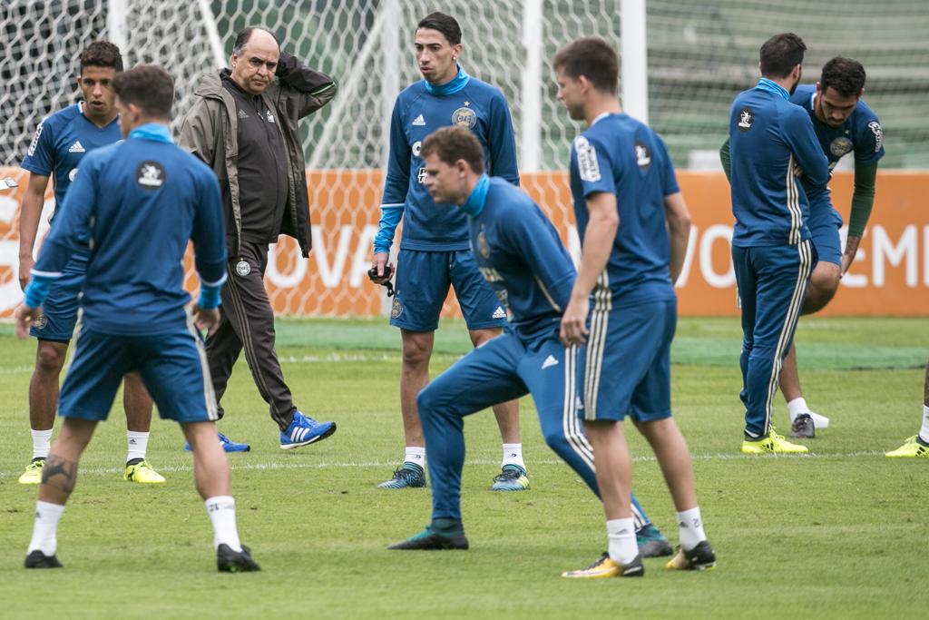 Técnico Marcelo Oliveira observa o treinamento no Coritiba. Time tem sequência decisiva de jogos no Brasileirão. | Marcelo Andrade/Gazeta do Povo