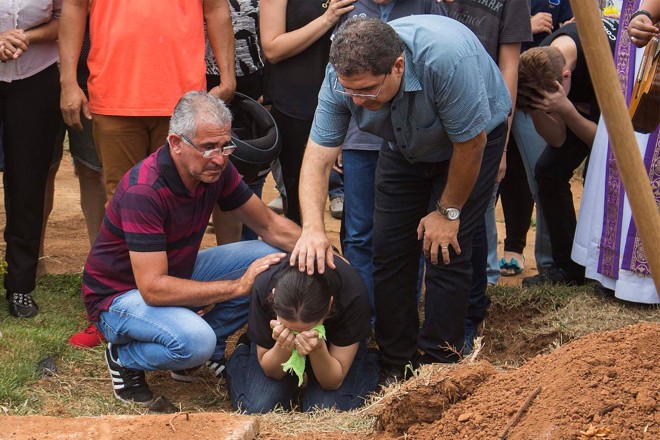 Mãe do estudante João Vitor Gomes acompanha enterro do filho em Goiânia (GO), neste sábado: adolescente foi morto a tiros por um colega de sala de aula. | Guilherme CostaEstadão Conteúdo