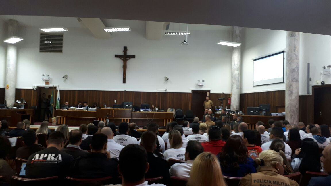 PMs acusados de extermínio receberam apoio de familiares e amigos no julgamento. | Angieli Maros /Gazeta do Povo