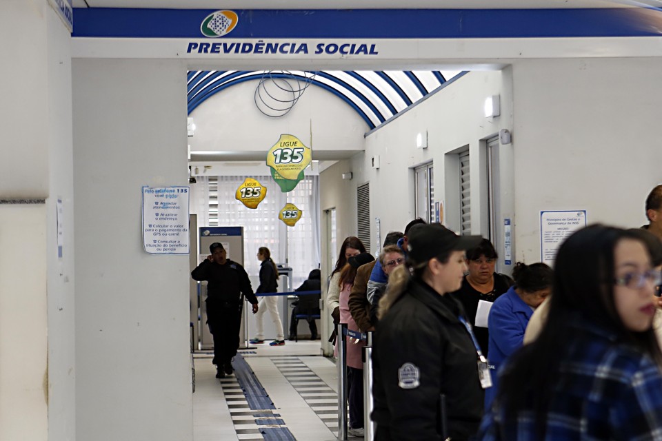 Segurados que sempre receberam o salário mínimo ou que começaram a contribuir mais tarde ao INSS podem se beneficiar solicitando o benefício ainda neste ano. | Albari Rosa/Gazeta do Povo