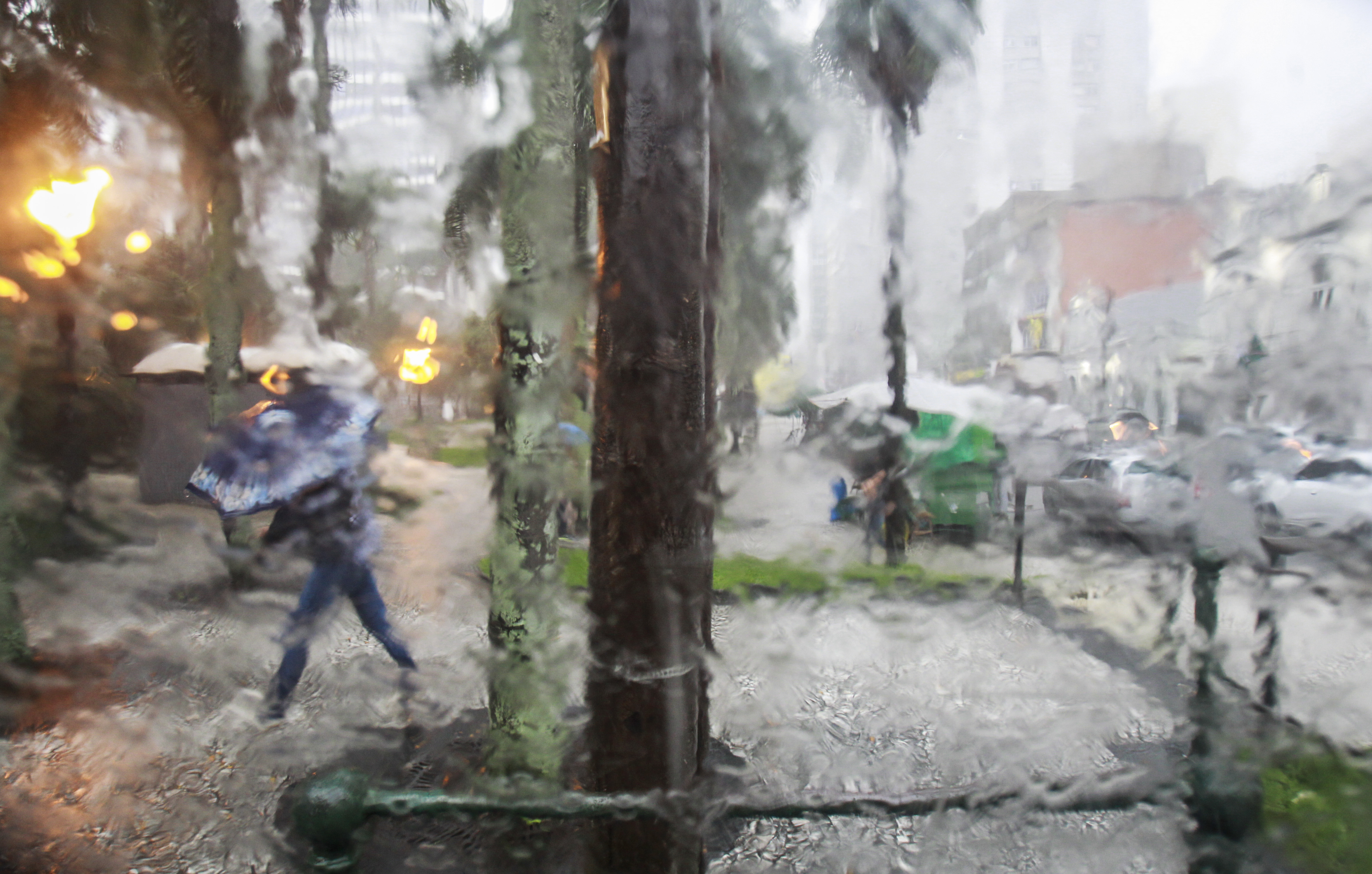 A previsão é de chuva forte com raios e ventos em todo o Paraná | Daniel Castellano/Gazeta do Povo/Arquivo