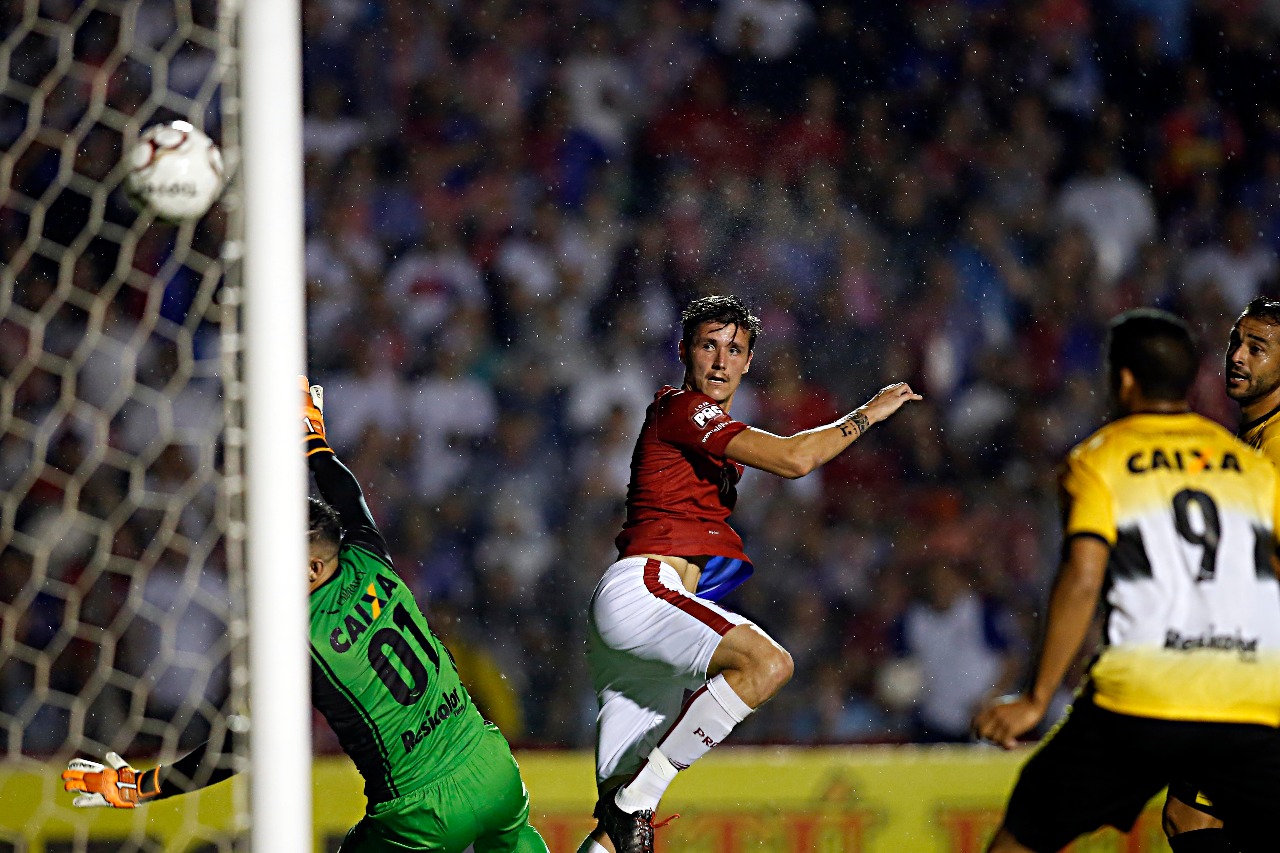 Maidana manda de cabeça para as redes do Criciúma no gol de empate do Tricolor. | Albari Rosa/Gazeta do Povo