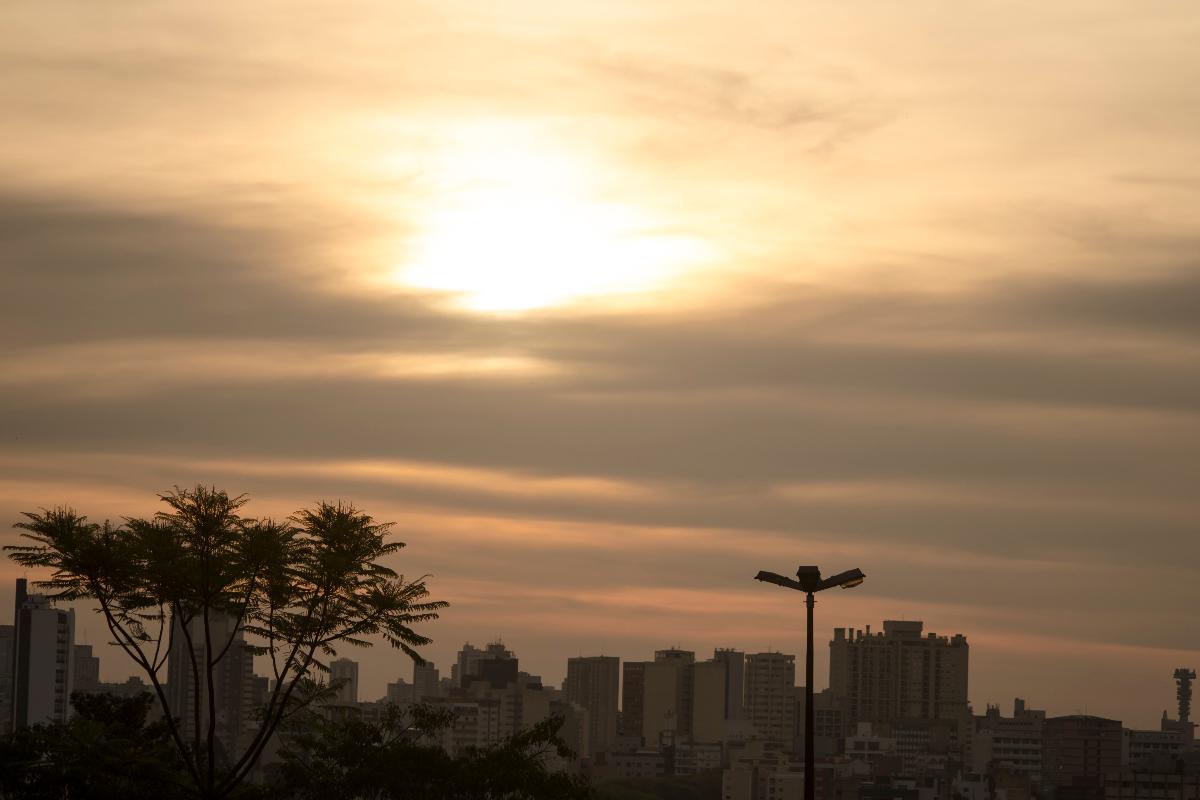Entardecer na capital: Curitiba teve sábado de sol | Maicon J. Gomes/Gazeta do Povo