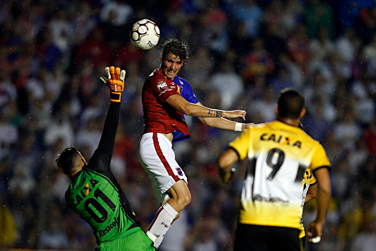 Maidana salta para marcar o gol de empate do Tricolor diante do Criciúma, na vitória por 2 a 1. | Albari Rosa/Gazeta do Povo