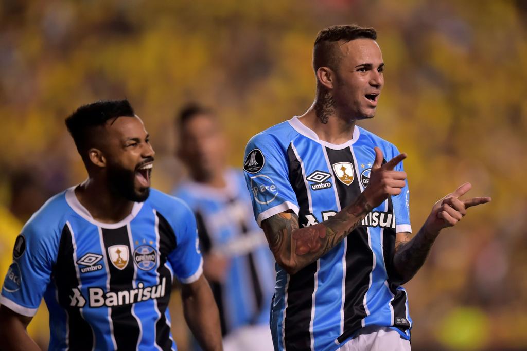Luan fez dois gols na vitória gremista no Equador. | RODRIGO BUENDIA/AFP