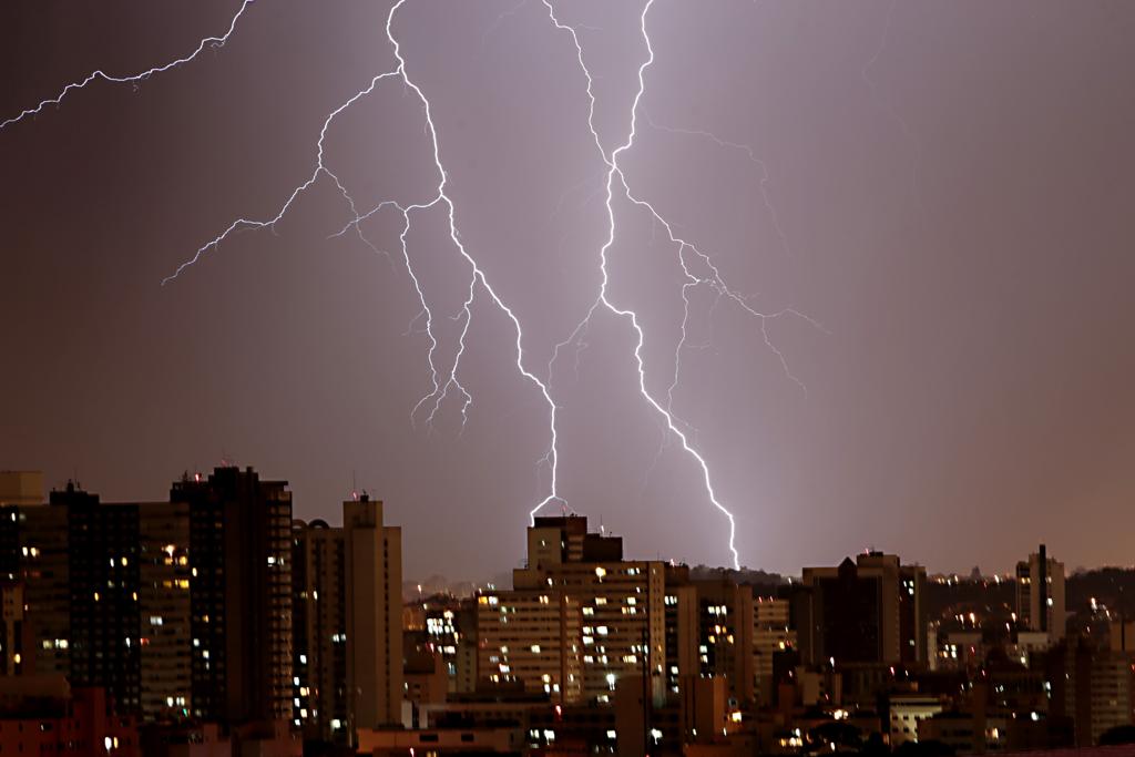 Chuvas que chegam nesta quinta (19) ao PR podem vir acompanhados de raios | Albari Rosa/Gazeta do Povo