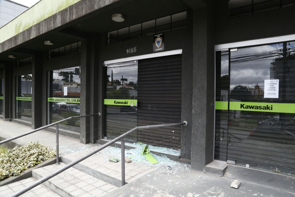 Revoltados, alguns clientes foram até a loja e quebraram as vidraças | Aniele Nascimento/Gazeta do Povo