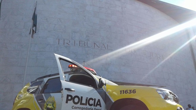Viatura da Corregedoria da PM em frente ao Tribunal do Juri, onde 12 PMs são julgados pela acusação de extermínio. | Gerson Klaina/Tribuna do Paraná