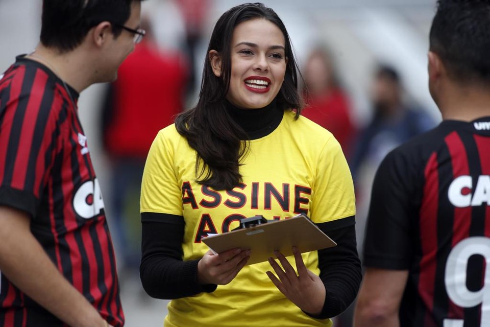 Assinaturas para assembleia foram coletadas também no último jogo do Atlético, contra o Sport. | Albari Rosa/Gazeta do Povo