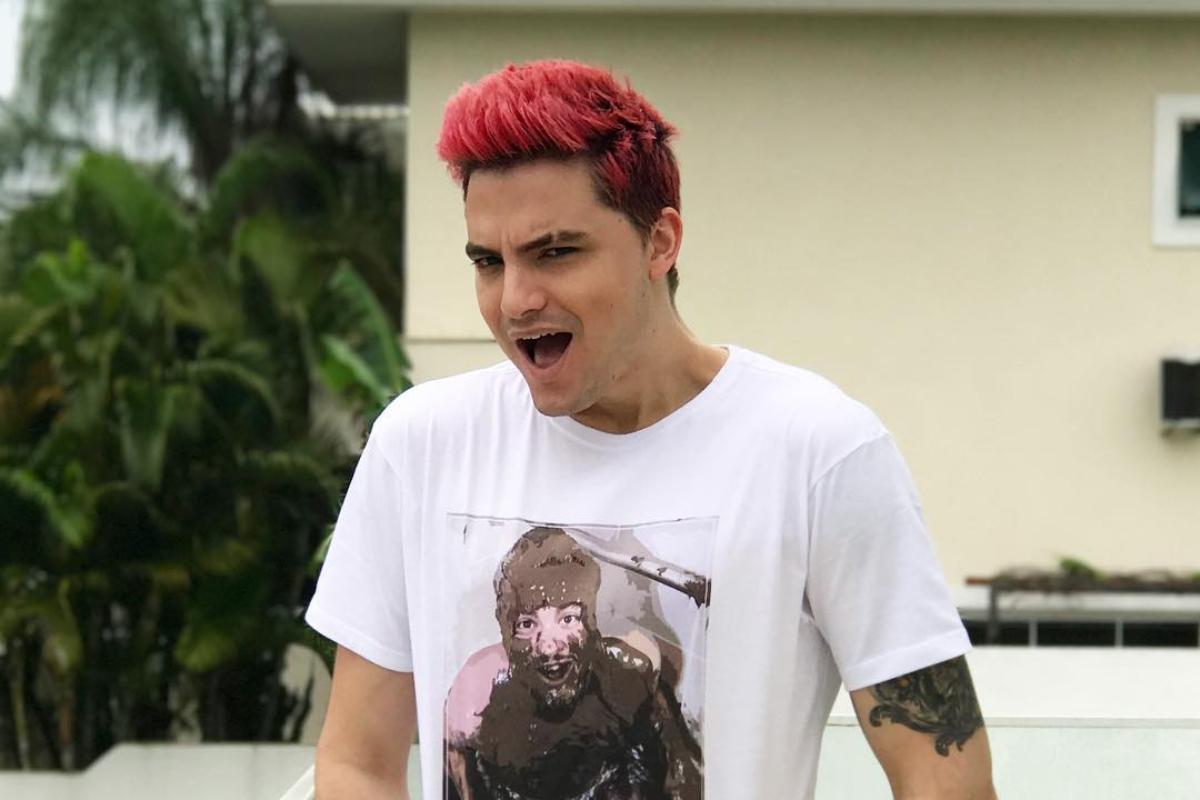 Felipe Neto com o cabelo vermelho e camiseta de alguém enlameado | Felipe Neto/Instagram