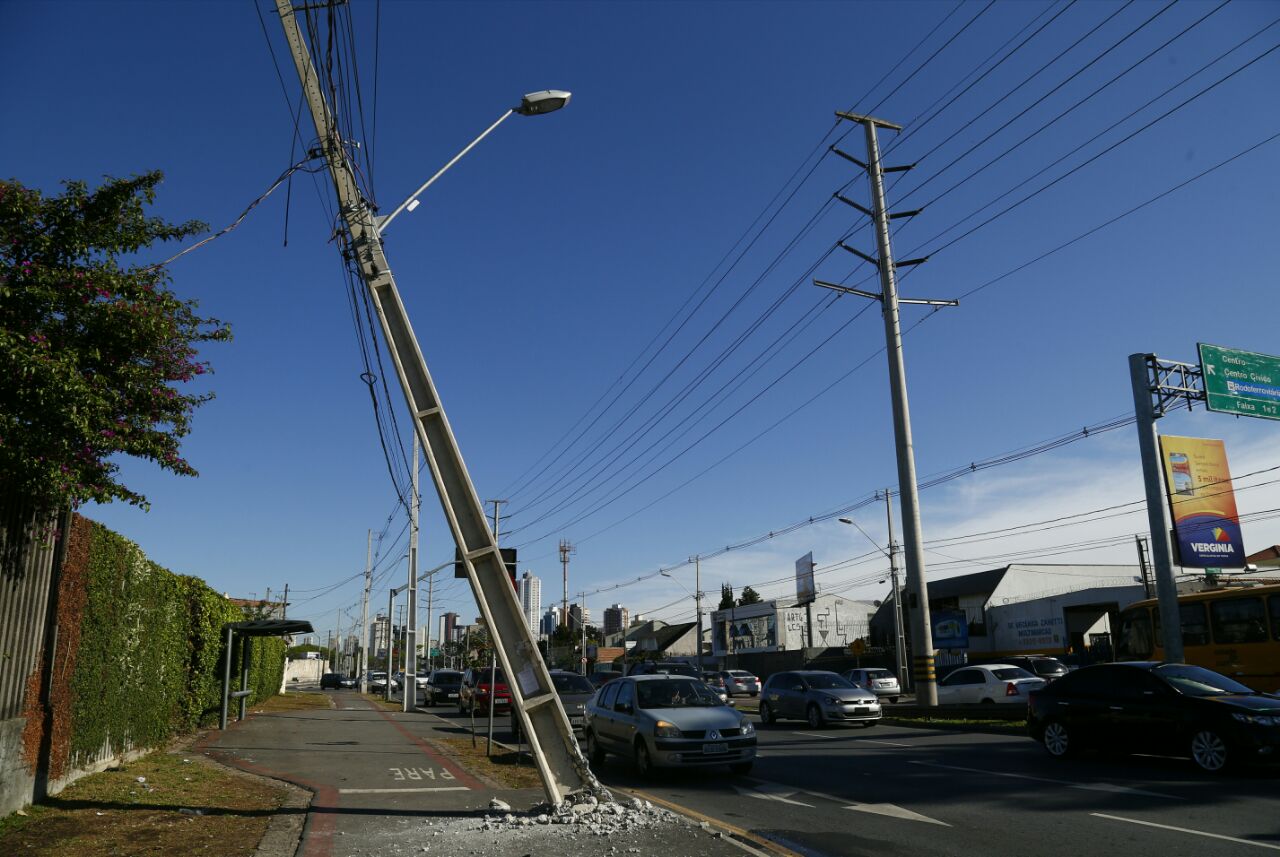 Carro responsável pelo acidente saiu do local sem ser identificado | Aniele Nascimento/Gazeta do Povo