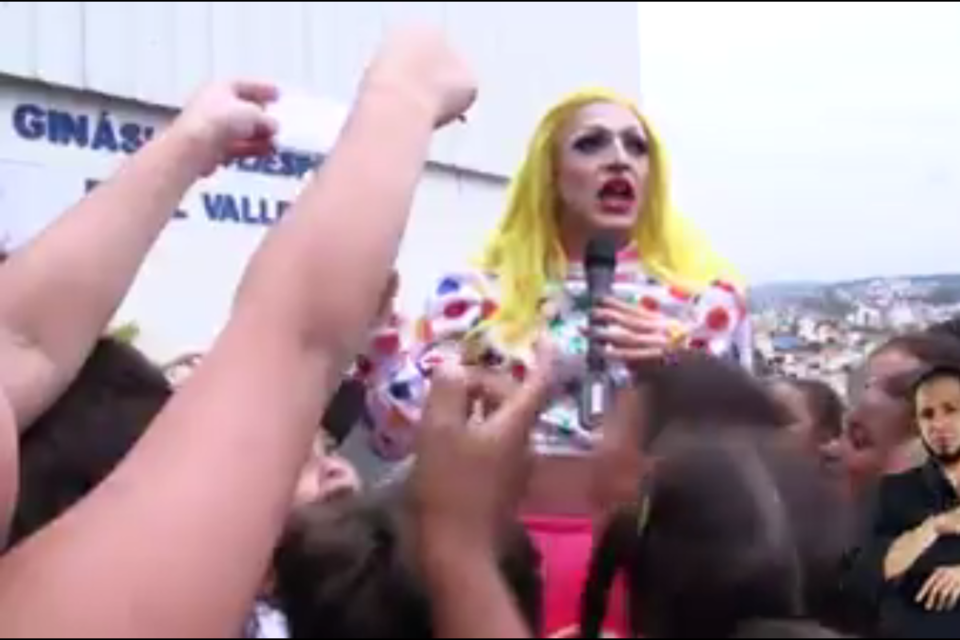Drag queen dá “aula” sobre papeis de gênero para comemorar Dia das Crianças em escola |