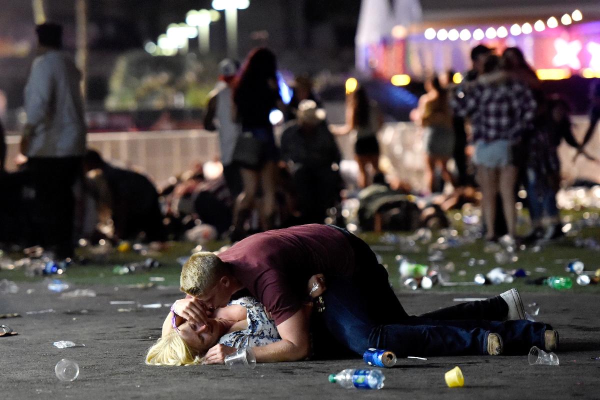 Casal fotografado por David Becker sobreviveu após ataque em Las Vegas | DAVID BECKER/AFP