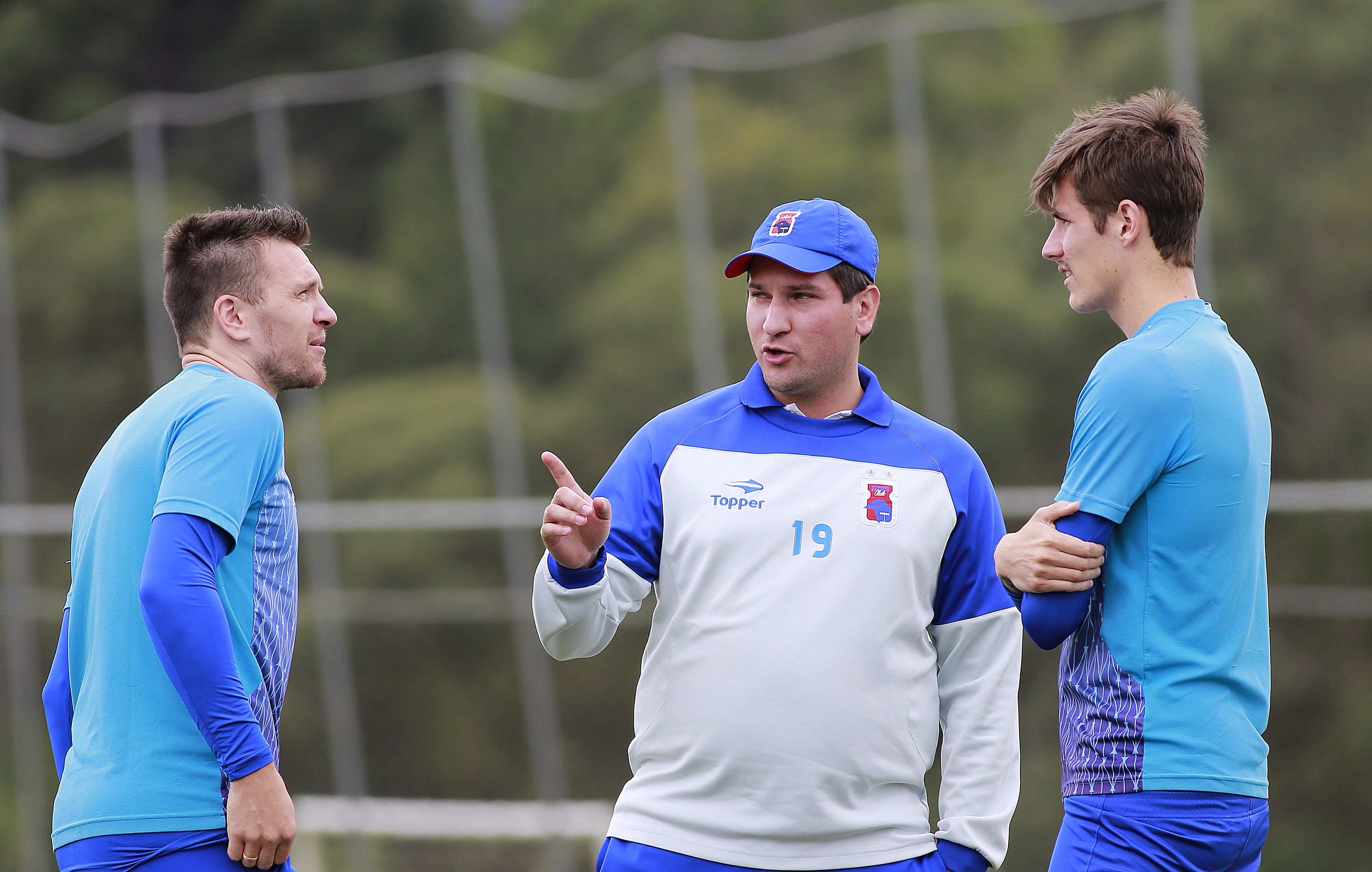 Matheus Costa conversa com Brock e Maidana, dupla de zaga do Tricolor. | Jonathan Campos/Gazeta do Povo