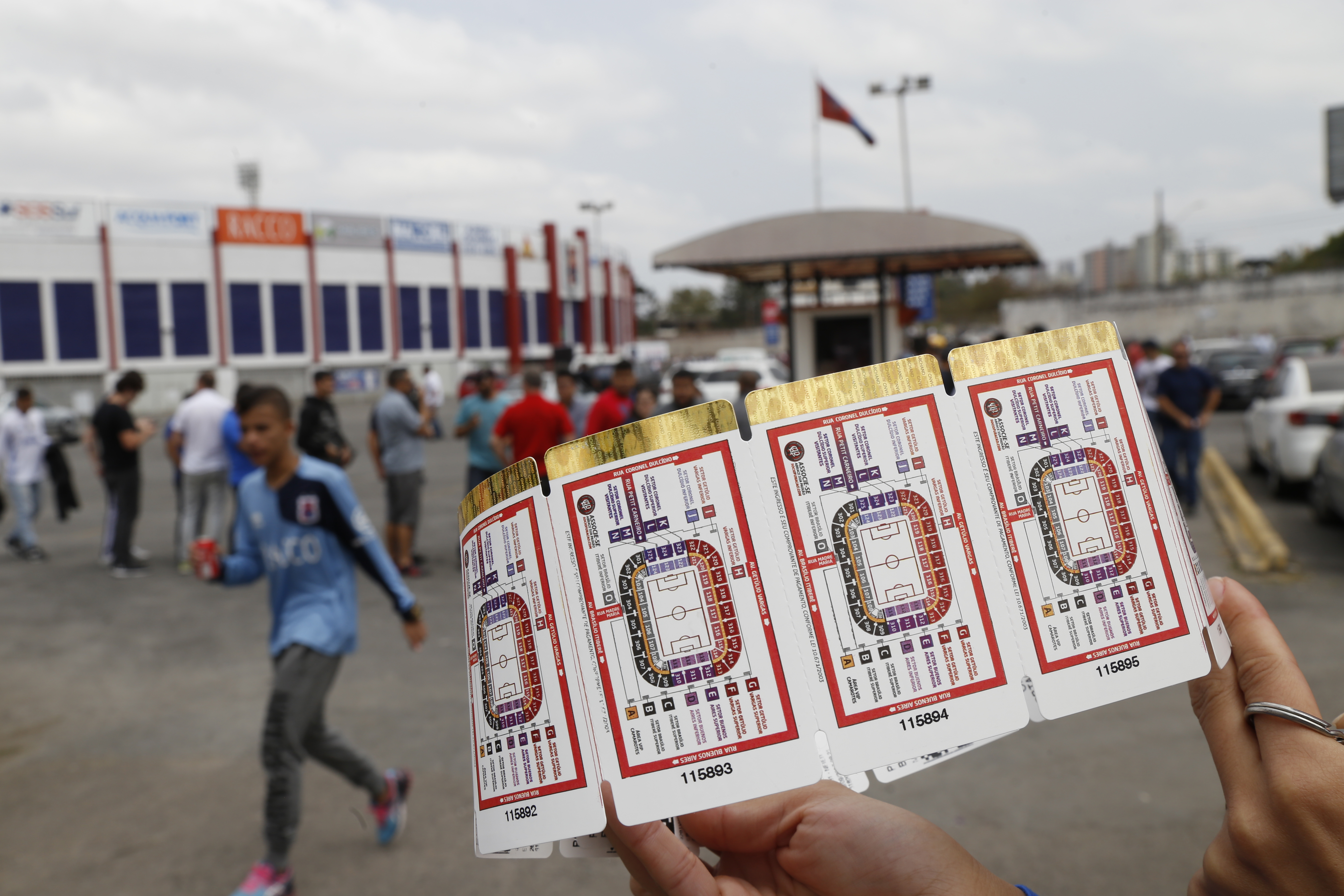 Cambistas compraram livremente ingressos para Paraná e internacional. | Daniel Caron/Gazeta do Povo