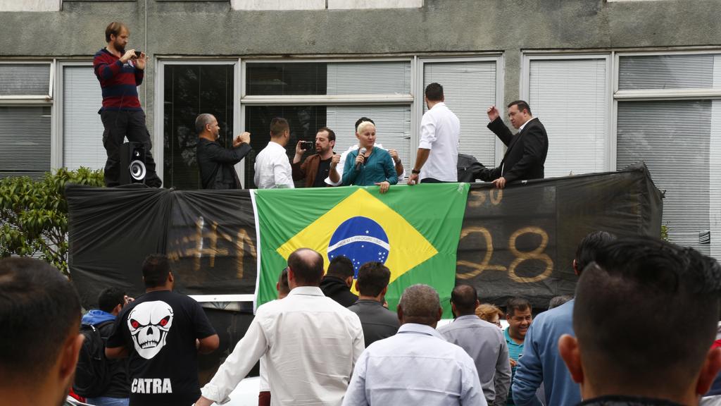 Eder Borges, um dos coordenadores do Movimento Brasil Livre (MBL), subiu no carro de som para discursar durante protesto dos motoristas | Aniele Nascimento/Gazeta do Povo