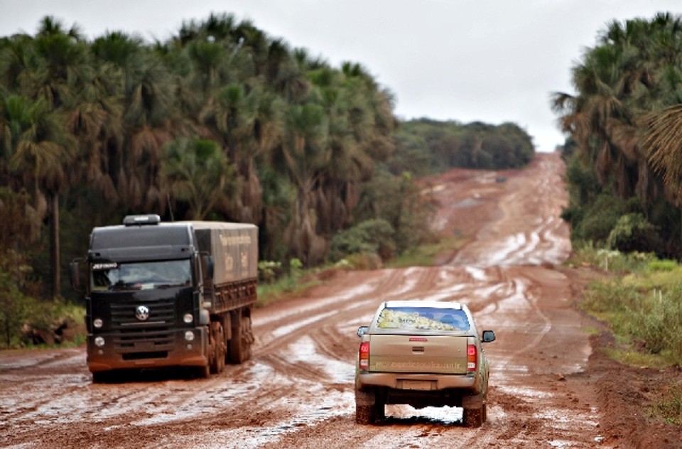 Com pista simples e 100 km sem pavimentação, BR-163 é a principal conexão do Mato Grosso com os portos do Norte e também uma das maiores fontes de problemas. | Arquivo/Gazeta do Povo