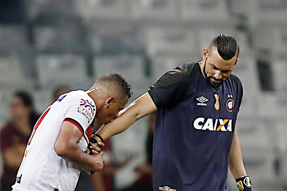 Weverton com Walter após o empate na Arena da Baixada. | ALBARI ROSA/Gazeta do Povo