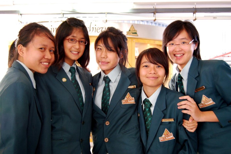 Em Cingapura estudantes que estão se formando para a docência têm professores mais experientes como mentores. | Tampines Junior College.