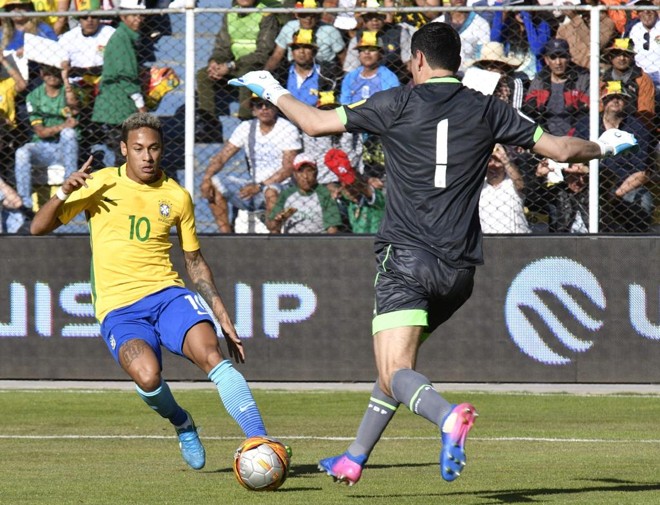 Goleiro Lampe, da Bolívia, e o brasileiro Neymar travaram um duelo particular em La Paz. | AIZAR RALDES/AFP