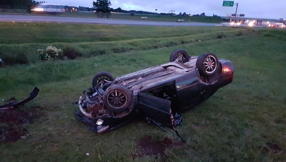 Carro saiu de pista e capotou na BR-277, em São José dos Pinhais, na madrugada desta segunda (23) | PRF/Divulgação