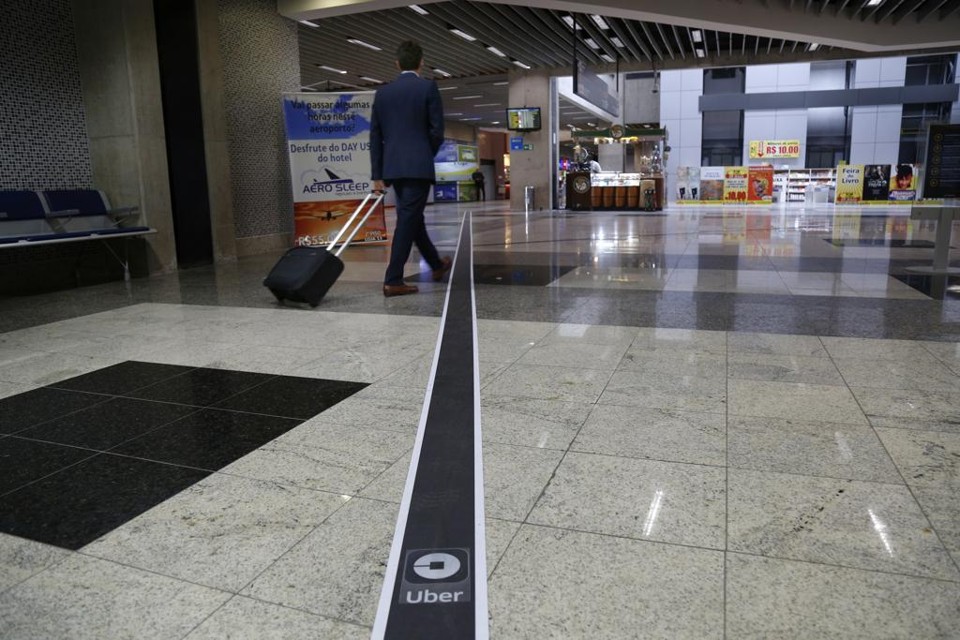 Faixa-guia leva passageiros até a área onde podem chamar um caro pelo aplicativo | Aniele Nascimento/Gazeta do Povo