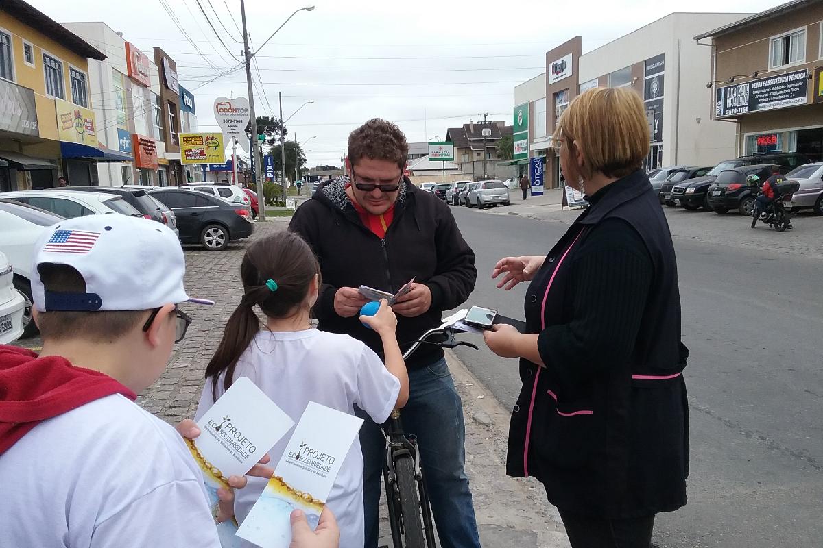 Blitz educativa sobre coleta de óleo no entorno da escola | Acervo pessoal