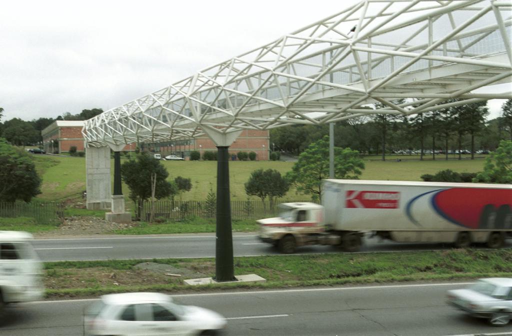 Acidente aconteceu a pouco mais de 200 meros de passarela | Luiz Augusto/Gazeta do Povo