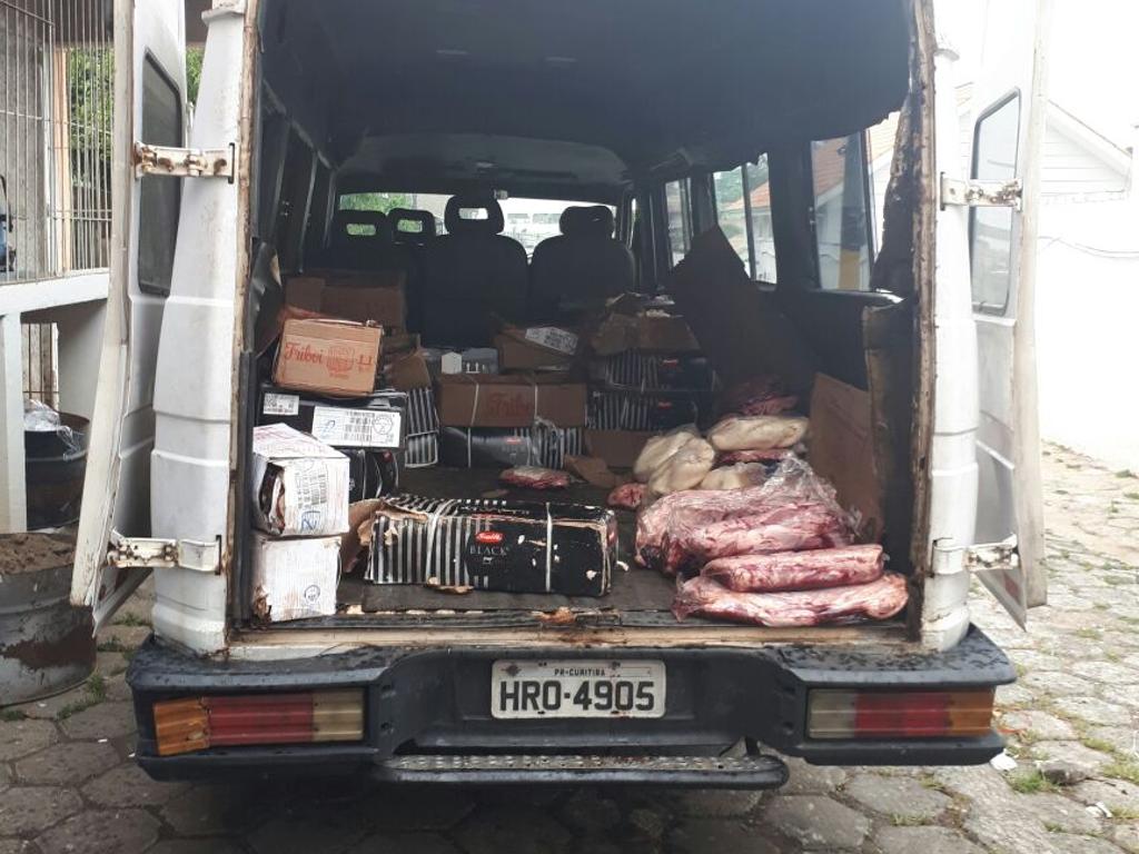 No momento da abordagem, duas pessoas descarregavam a van. Os produtos estavam sem refrigeração. | Divulgação/Polícia Civil