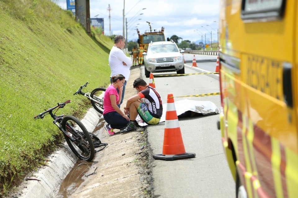 Audiência de custódia de motorista que atropelou ciclista será nesta terça A vítima pedalava pelo acostamento, quando sua bicicleta foi atingida por um veículo | Giuliano Gomes/Tribuna do Paraná
