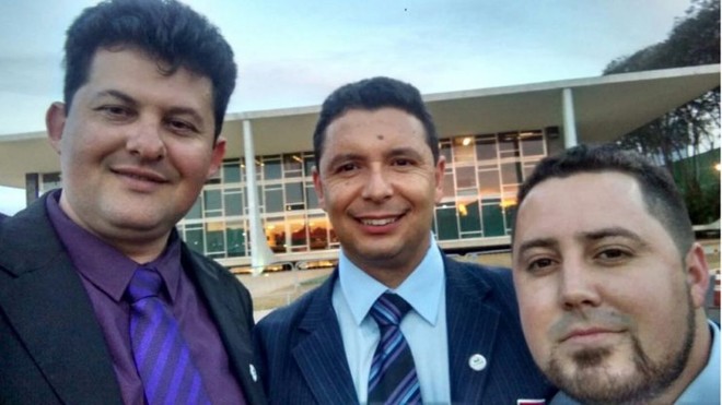 O presidente da Uvepar, Júlio César Makuch (esquerda), o vice-presidente, Luciano Soares (centro) e primeiro secretário, Itamar Cidral Júnior, foram a Brasília buscar informações no STF sobre o pagamento do 13º dos vereadores. | Divulgação/Uvepar