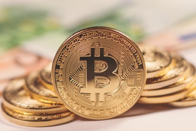 O bitcoin não existe em meio físico — estas moedas são apenas representações livres de como seria uma eventual moeda | Bigstock