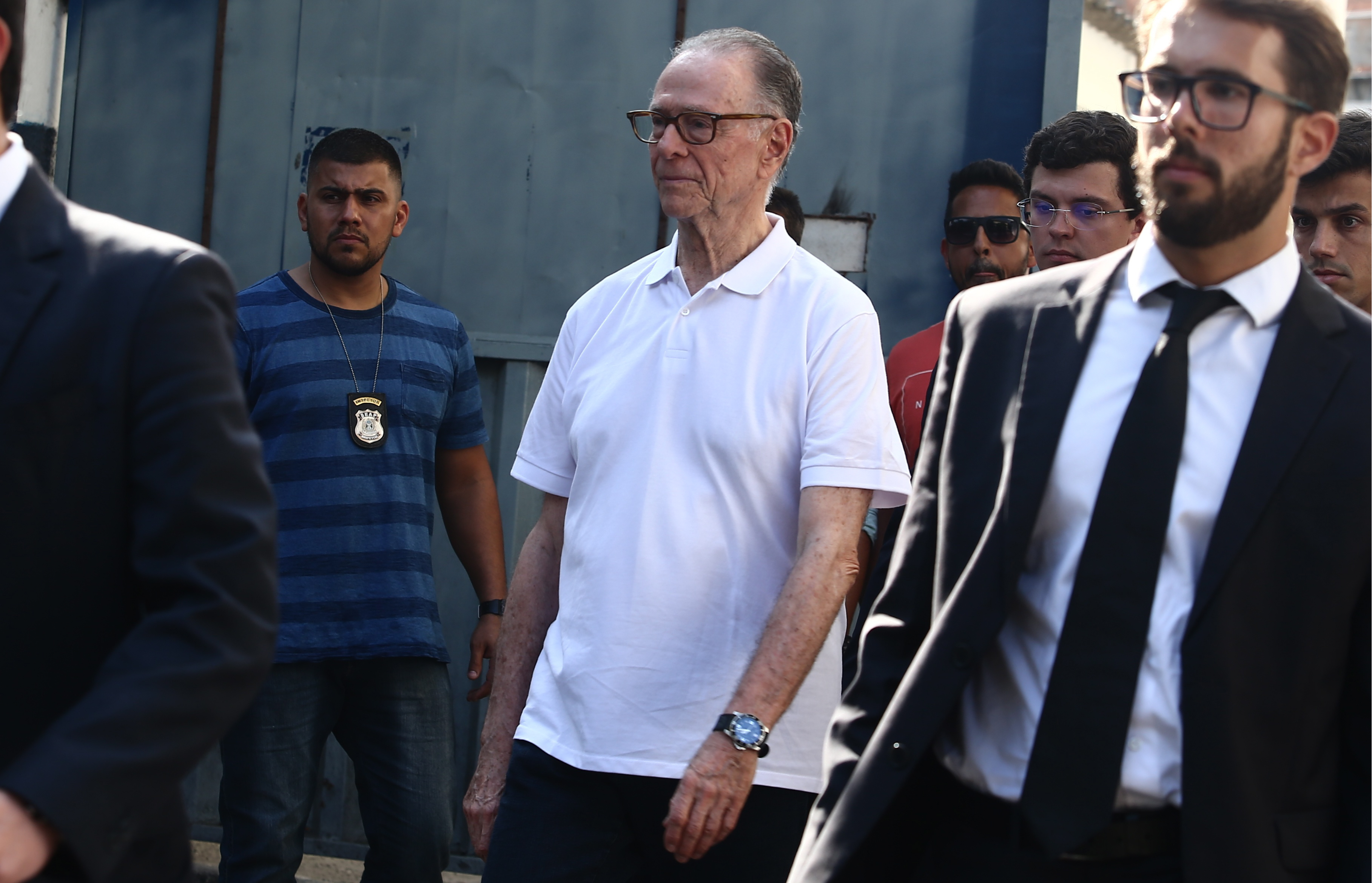 Nuzman deixa a prisão acompanhado de seus advogados. | Fábio Motta/ESTADÃO CONTEÚDO