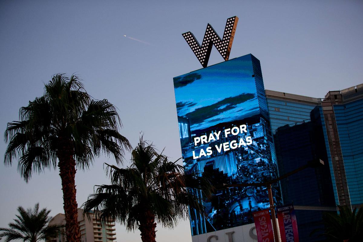 Cassino exibe mensagem para as vítimas do tiroteio de massa de domingo (1 de outubro de 2017), em Las Vegas, Nevada. | Drew Angerer/AFP