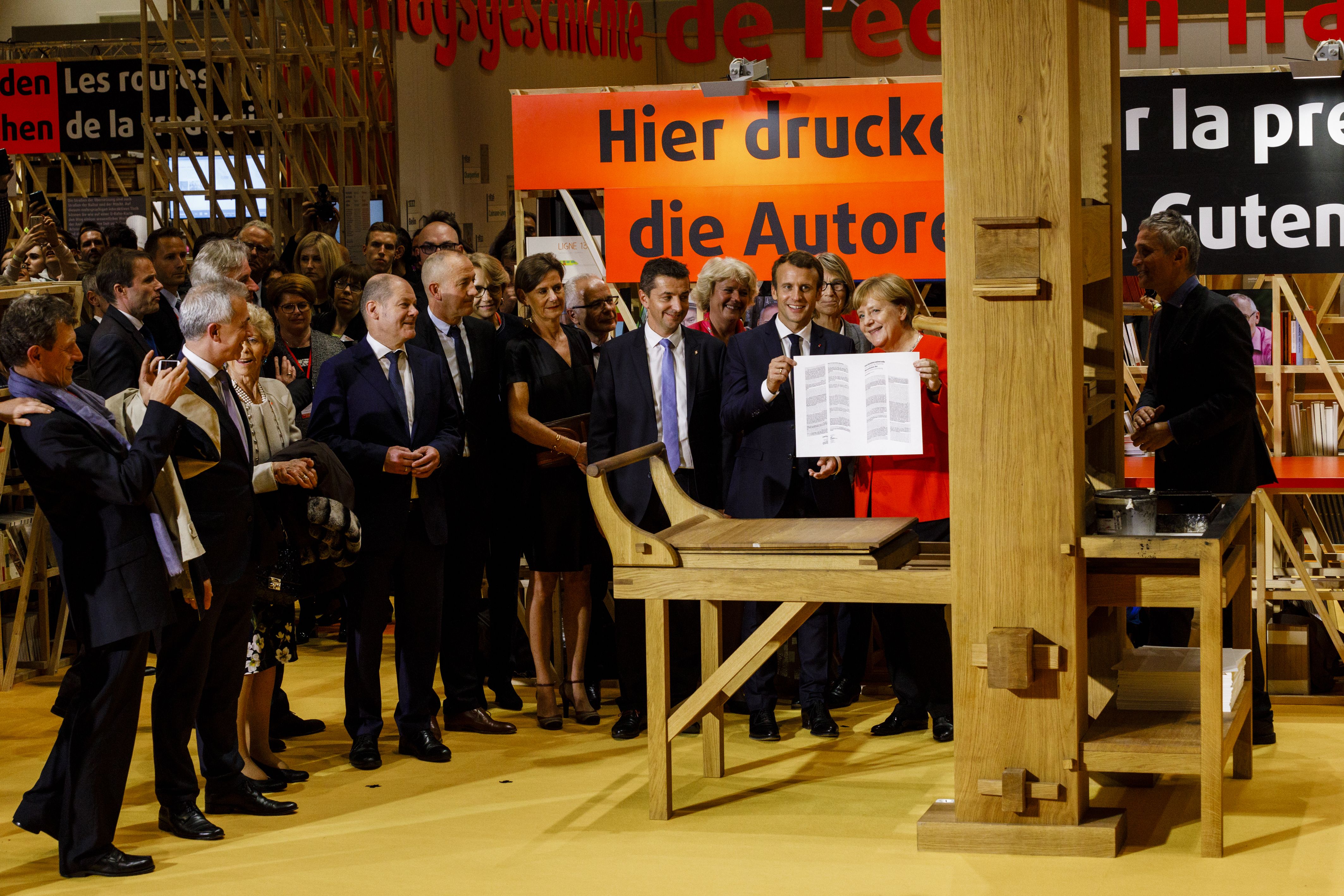 A chanceler alemã, Angela Merkel, e o presidente francês, Emmanuel Macron, na Feira do Livro: edição de 2017 homenageia a literatura francesa. | Frankfurter Buchmesse 2017 / Marc Jacquemin