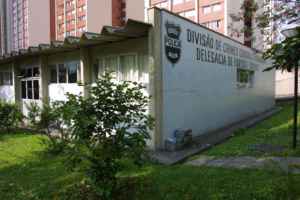 O rapaz correu atrás dos suspeitos, discutiu com eles e foi esfaqueado | Liudi Hara/Gazeta do Povo