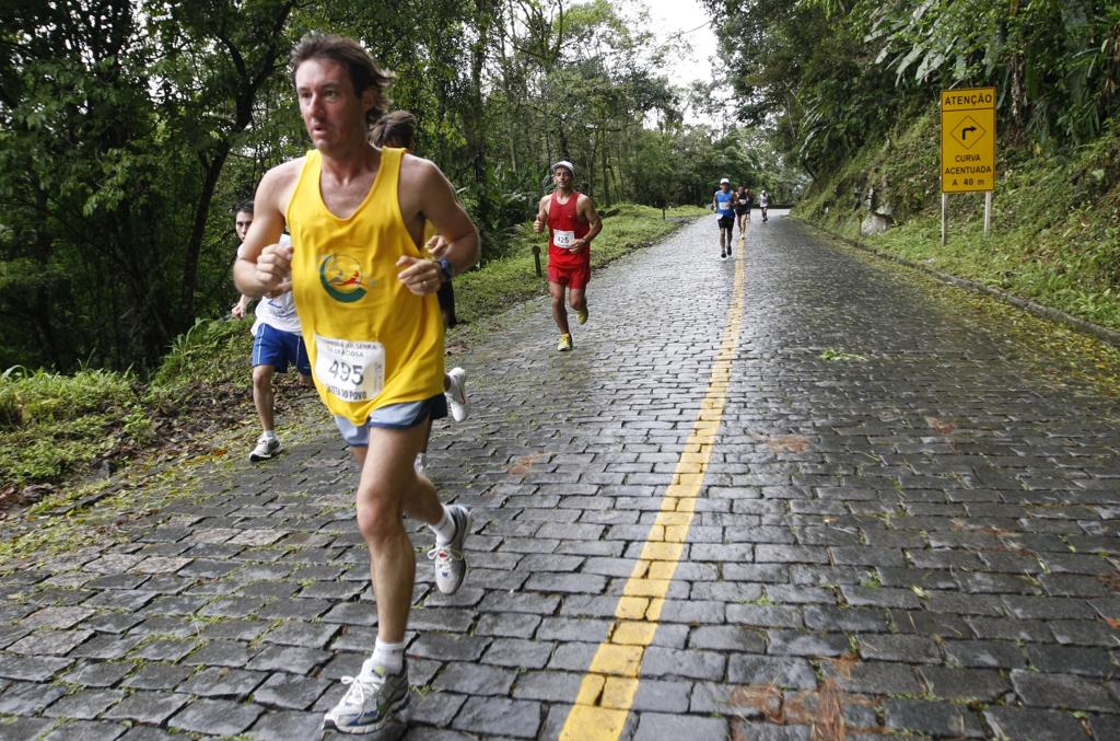 Corredores têm a oportunidade de competir em meio à exuberância da Mata Atlântica. | Jonathan Campos/Gazeta do Povo