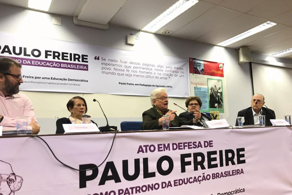 Pouco mais de 200 pessoas compareceram ao ato em defesa do educador Paulo Freire na PUC-SP. | Renata Rondino.