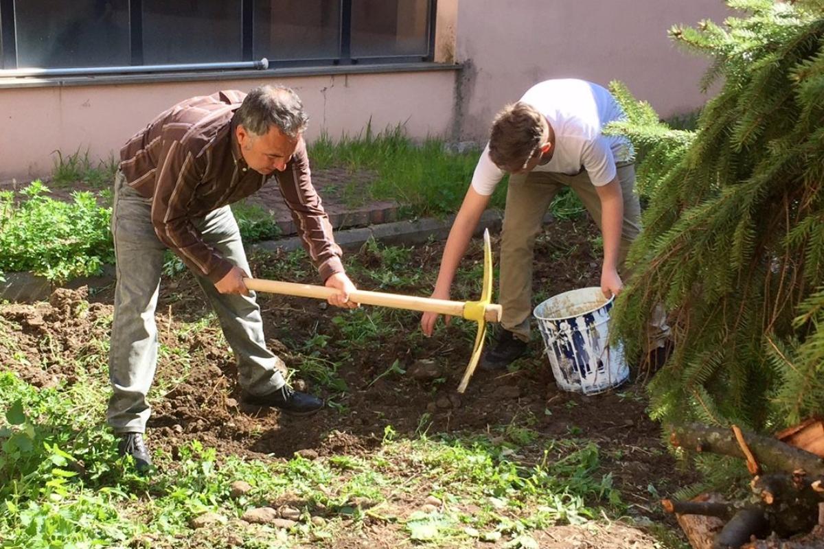 Domenico Balbi e um aluno na horta da escola: punição diferente | Arquivo pessoal
