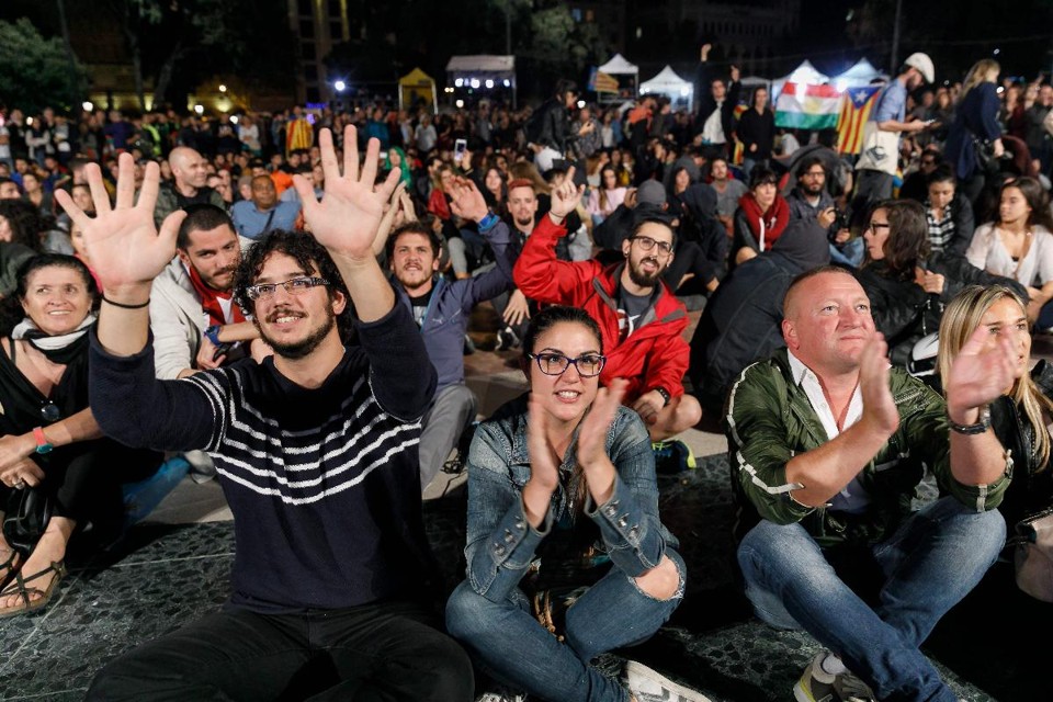 Pessoas se reúnem na Plaza Catalunya, em Barcelona, enquanto aguardam os resultados do referendo | CESAR MANSO/AFP
