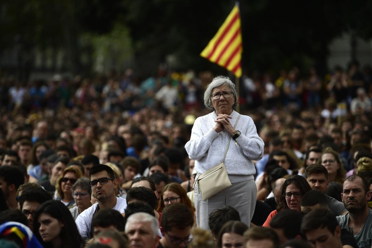 Público se reúne para manifestar na manhã desta segunda-feira (2), em Barcelona | PIERRE-PHILIPPE MARCOU/AFP