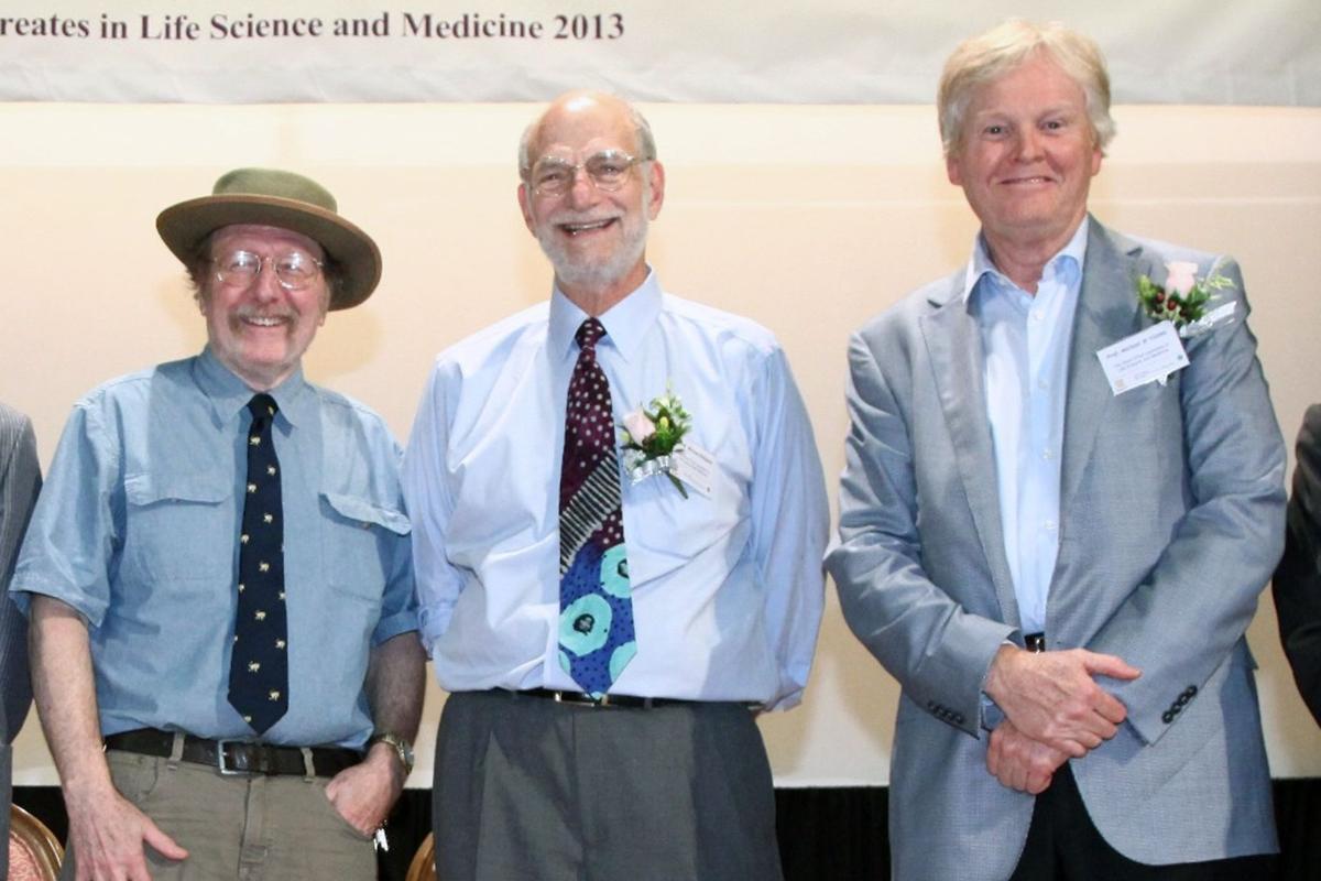 Jeffrey C. Hall, Michael Rosbash e Michael W. Young: trio de pesquisadores americanos recebeu Nobel de Medicina | HANDOUT/AFP